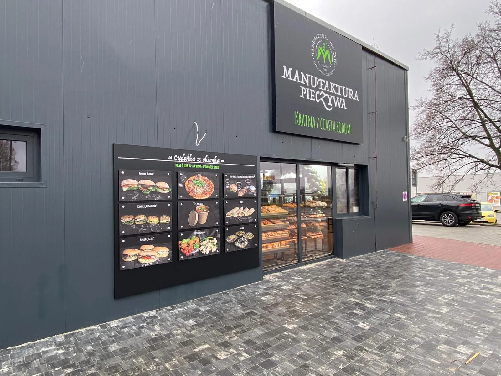 Okienko zakupów drive-in przy Manufakturze Pieczywa